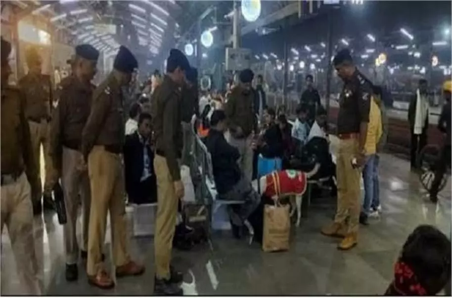 Kanpur: सेंट्रल रेलवे स्टेशन को बम से उड़ाने की धमकी, फैली दहशत Kanpur: सेंट्रल रेलवे स्टेशन को बम से उड़ाने की धमकी, फैली दहशत