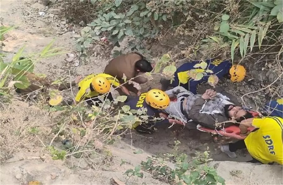 Uttarakhand:National Highway पर बाइक खाई में गिरी, मची अफरा-तफरी Uttarakhand:National Highway पर बाइक खाई में गिरी, मची अफरा-तफरी