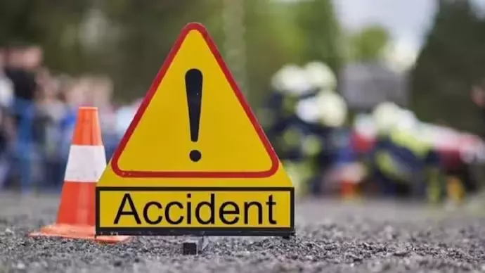 भीषण सड़क हादसा: तीन युवकों की दर्दनाक मौत, पुलिस ने दर्ज किया मामला भीषण सड़क हादसा: तीन युवकों की दर्दनाक मौत, पुलिस ने दर्ज किया मामला