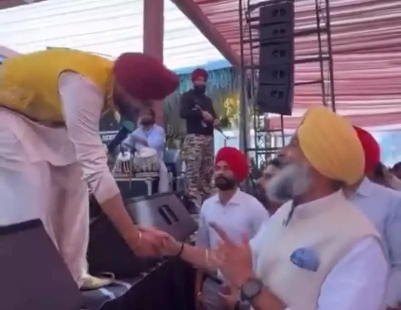 Punjabi singer Ranjit Bawa के साथ बिक्रम मजीठिया का हल्का-फुल्का पल वायरल Punjabi singer Ranjit Bawa के साथ बिक्रम मजीठिया का हल्का-फुल्का पल वायरल