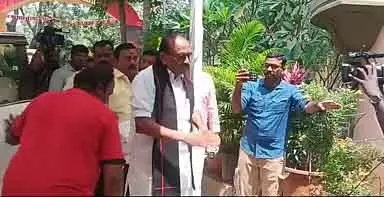 DMK गठबंधन की पार्टियां अन्ना अरिवालयम में ; सीट-शेयरिंग पर बातचीत तेज़ DMK गठबंधन की पार्टियां अन्ना अरिवालयम में ; सीट-शेयरिंग पर बातचीत तेज़