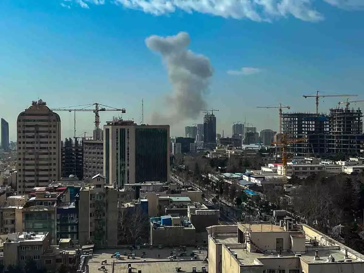 Israel-Iran War: अमेरिका-इजरायल ने ईरान पर एक साथ बोला हमला, ट्रंप का पहला बयान आया Israel-Iran War: अमेरिका-इजरायल ने ईरान पर एक साथ बोला हमला, ट्रंप का पहला बयान आया