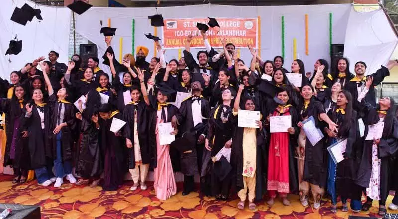 Jalandhar: सेंट सोल्जर कॉलेज के दीक्षांत समारोह में 250 से ज़्यादा स्टूडेंट्स को डिग्री मिली Jalandhar: सेंट सोल्जर कॉलेज के दीक्षांत समारोह में 250 से ज़्यादा स्टूडेंट्स को डिग्री मिली