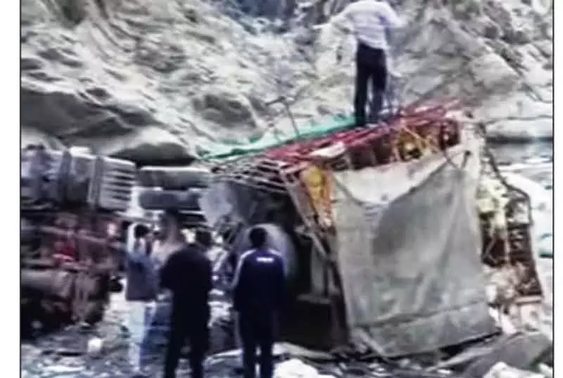 Ramban में ट्रक के खाई में गिरने से ड्राइवर की मौत, दूसरा गंभीर रूप से घायल Ramban में ट्रक के खाई में गिरने से ड्राइवर की मौत, दूसरा गंभीर रूप से घायल