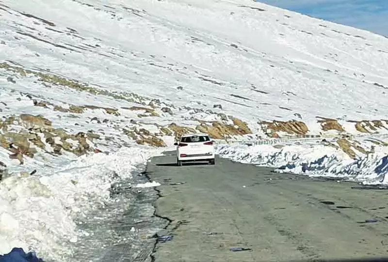 Mughal Road 5 हफ़्ते बंद रहने के बाद हल्के वाहनों के लिए फिर से खुला Mughal Road 5 हफ़्ते बंद रहने के बाद हल्के वाहनों के लिए फिर से खुला