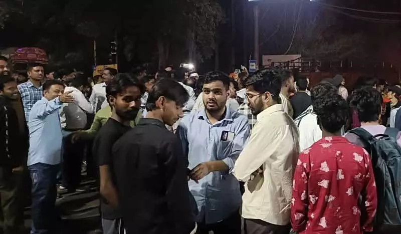 Jeevan Nagar में बदमाशों के हमले के विरोध में व्यापारियों ने सड़क जाम की, यातायात प्रभावित Jeevan Nagar में बदमाशों के हमले के विरोध में व्यापारियों ने सड़क जाम की, यातायात प्रभावित