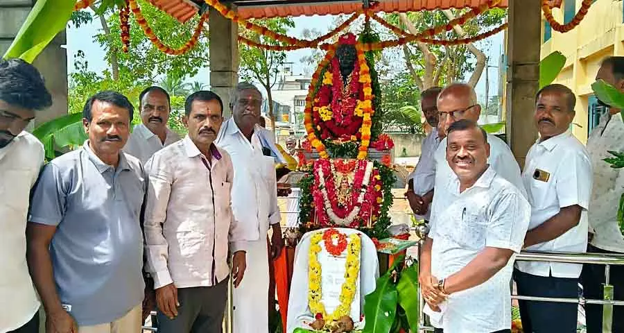 Channapatna: स्वामी विवेकानंद की कांस्य प्रतिमा का अनावरण किया गया Channapatna: स्वामी विवेकानंद की कांस्य प्रतिमा का अनावरण किया गया