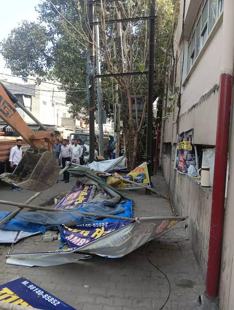 लुधियाना में DMCH के बाहर एक दर्जन से ज़्यादा अतिक्रमण हटाए गए लुधियाना में DMCH के बाहर एक दर्जन से ज़्यादा अतिक्रमण हटाए गए