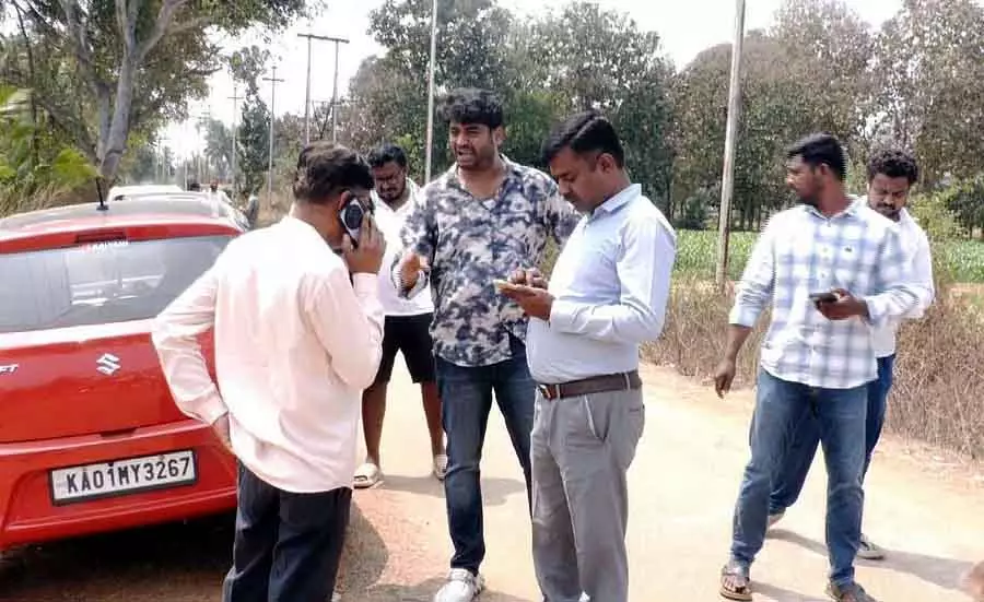 Channapatna : सोलर पावर पोल लगाने से किसान नाराज़ Channapatna : सोलर पावर पोल लगाने से किसान नाराज़