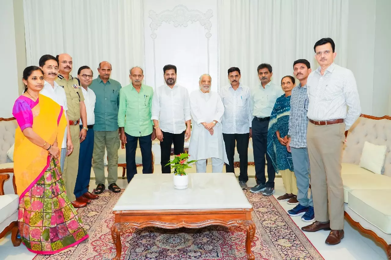 Telangana CM ने आत्मसमर्पण करने वाले माओवादियों को हरसंभव मदद का आश्वासन दिया Telangana CM ने आत्मसमर्पण करने वाले माओवादियों को हरसंभव मदद का आश्वासन दिया