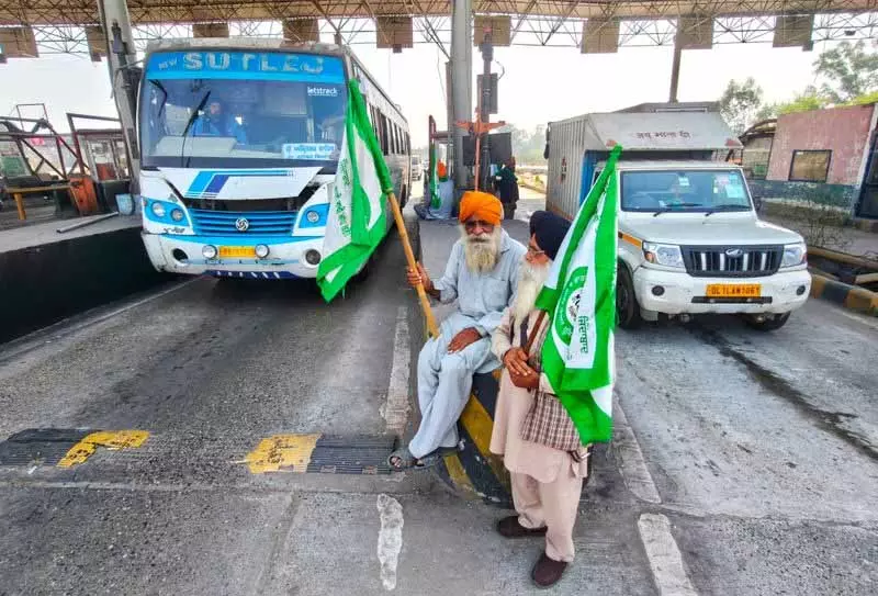 धर्म युद्ध मोर्चा, Punjab के किसानों ने लाधोवाल टोल प्लाजा को यात्रियों के लिए फ्री कर दिया धर्म युद्ध मोर्चा, Punjab के किसानों ने लाधोवाल टोल प्लाजा को यात्रियों के लिए फ्री कर दिया