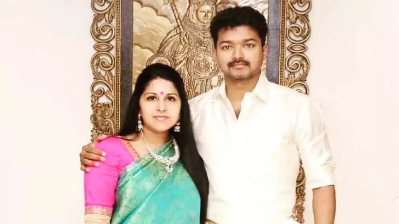 क्या Thalapathy Vijay की पत्नी संगीता सोरनालिंगम ने तलाक के लिए अर्जी दी है? क्या Thalapathy Vijay की पत्नी संगीता सोरनालिंगम ने तलाक के लिए अर्जी दी है?