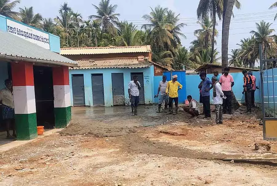 Gubbi : किट्टाडकुप्पे के गांववालों ने स्कूल परिसर में कंक्रीट डाला Gubbi : किट्टाडकुप्पे के गांववालों ने स्कूल परिसर में कंक्रीट डाला