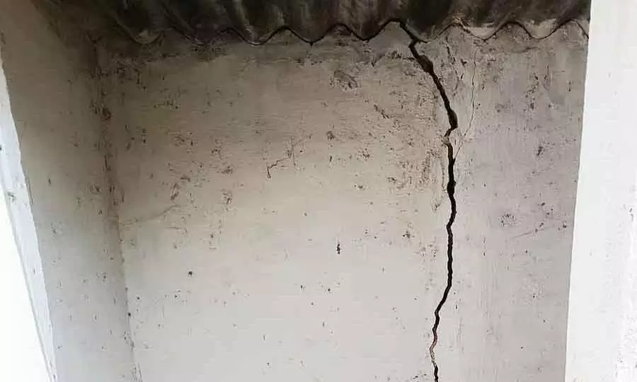 Koratagere : एक जर्जर आंगनवाड़ी में बच्चों की पढ़ाई Koratagere : एक जर्जर आंगनवाड़ी में बच्चों की पढ़ाई