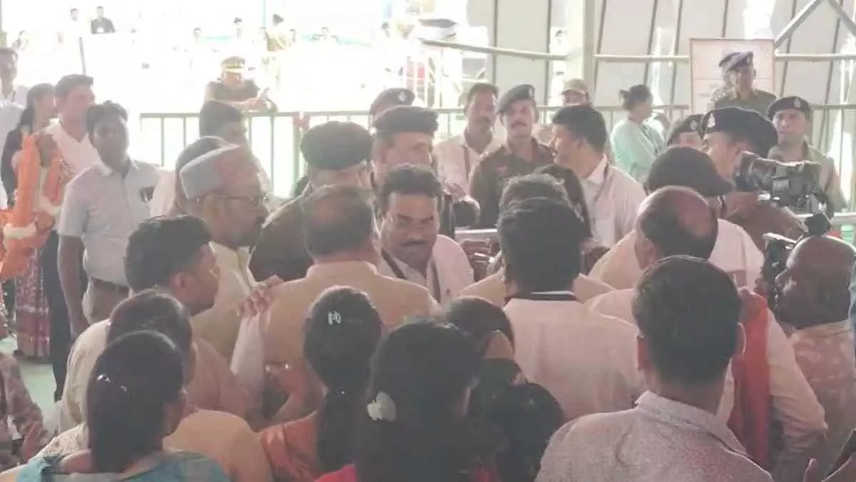 CM सुरक्षा के जवान और बीजेपी कार्यकर्ता बिल्हा में कार्यक्रम के दौरान भिड़ गए CM सुरक्षा के जवान और बीजेपी कार्यकर्ता बिल्हा में कार्यक्रम के दौरान भिड़ गए