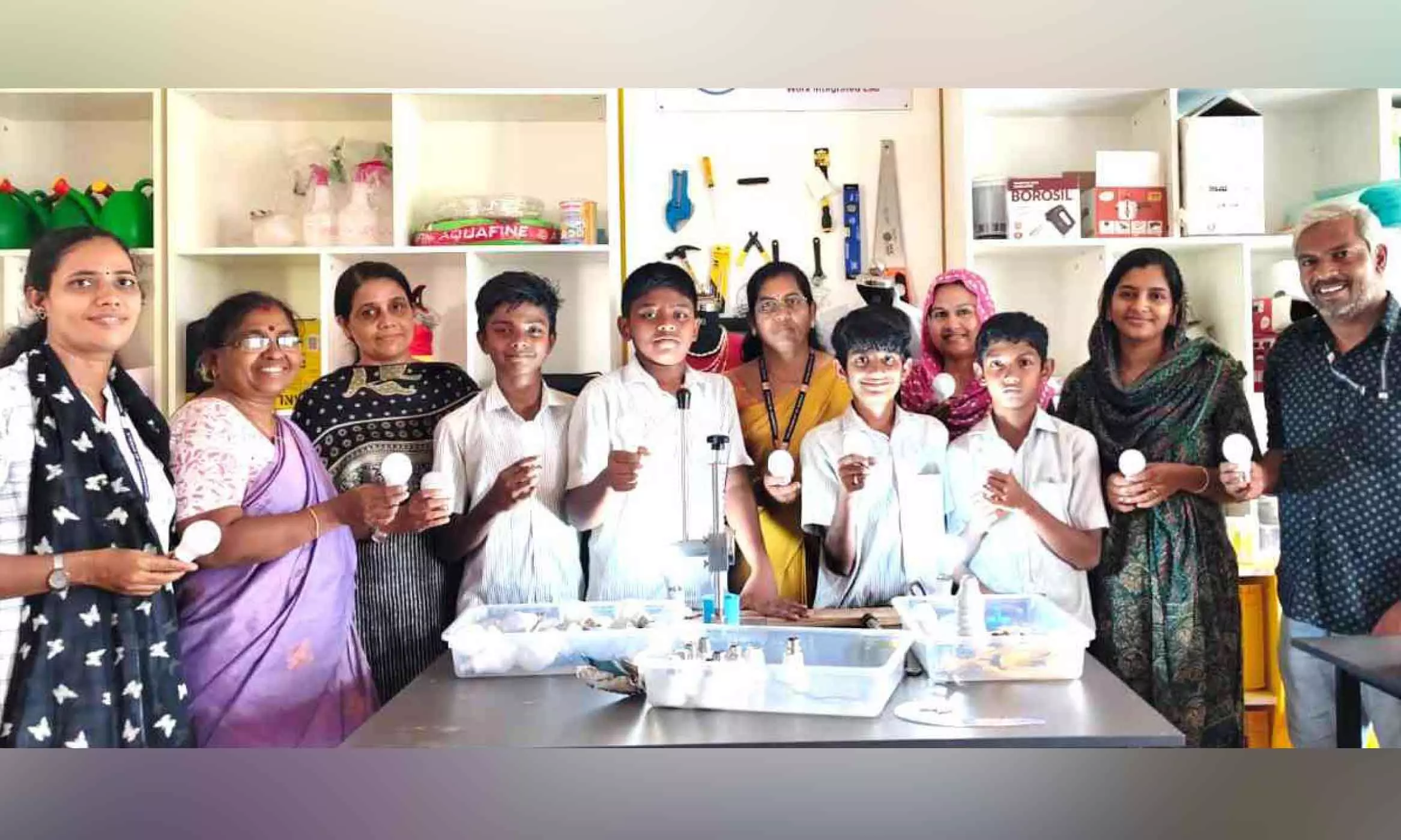 LED बल्ब बनाने में स्टूडेंट्स एक्टिवली शामिल हैं LED बल्ब बनाने में स्टूडेंट्स एक्टिवली शामिल हैं