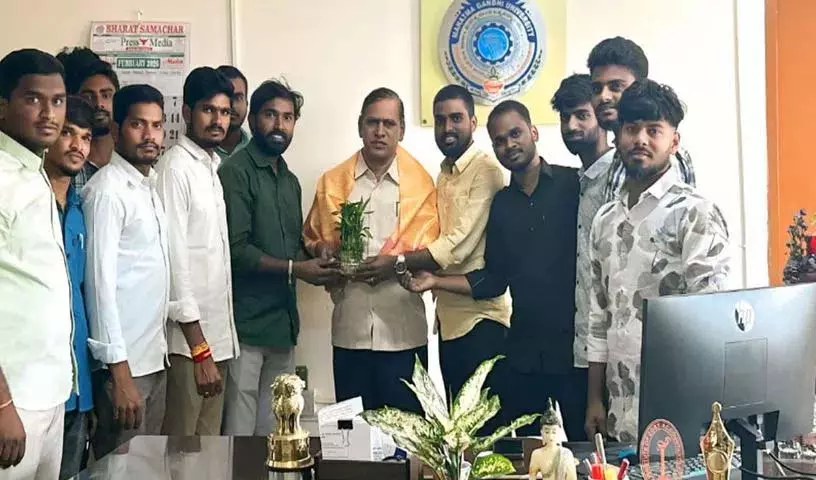 MGU रजिस्ट्रार को स्टूडेंट यूनियन लीडर्स ने सम्मानित किया MGU रजिस्ट्रार को स्टूडेंट यूनियन लीडर्स ने सम्मानित किया
