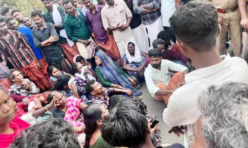 Kerala : जंगली हाथी द्वारा युवक को कुचलकर मार डालने के बाद एम्बुलेंस को रोके जाने पर विरोध प्रदर्शन Kerala : जंगली हाथी द्वारा युवक को कुचलकर मार डालने के बाद एम्बुलेंस को रोके जाने पर विरोध प्रदर्शन