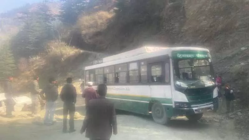 HRTC ने औट-लुहरी रोड पर बस सेवा फिर से शुरू की, स्थानीय लोग खुश HRTC ने औट-लुहरी रोड पर बस सेवा फिर से शुरू की, स्थानीय लोग खुश
