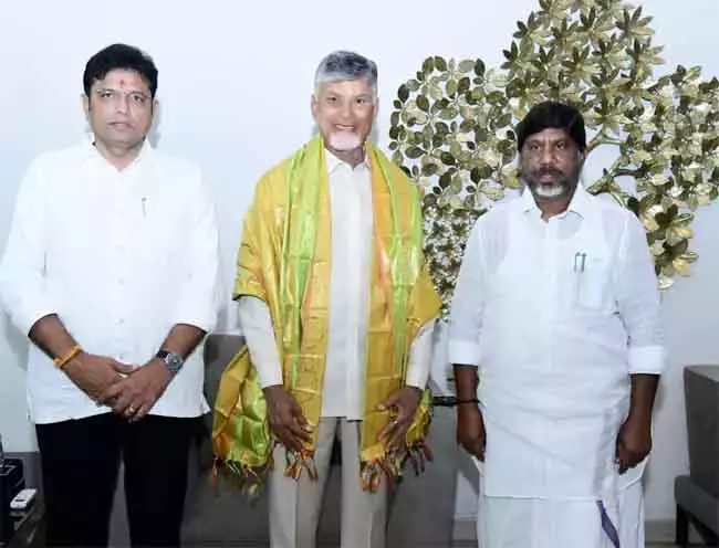 Andhra : भट्टी विक्रमार्क ने चंद्रबाबू नायडू को अपने बेटे की शादी में बुलाया Andhra : भट्टी विक्रमार्क ने चंद्रबाबू नायडू को अपने बेटे की शादी में बुलाया