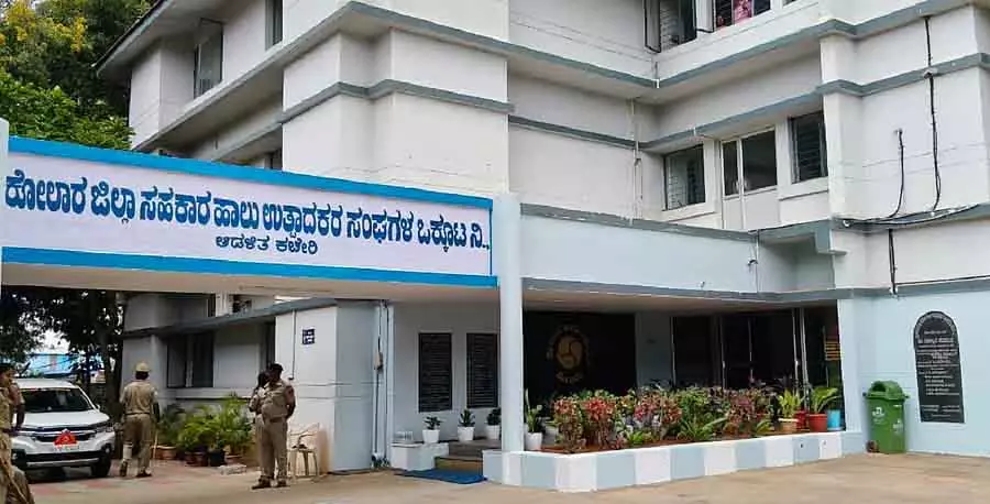 Kolar : कोमुल में मोबाइल फोन के इस्तेमाल पर बैन Kolar : कोमुल में मोबाइल फोन के इस्तेमाल पर बैन