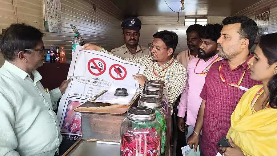 Karnataka : अधिकारियों ने तंबाकू उत्पाद बिक्री दुकानों पर छापेमारी की Karnataka : अधिकारियों ने तंबाकू उत्पाद बिक्री दुकानों पर छापेमारी की