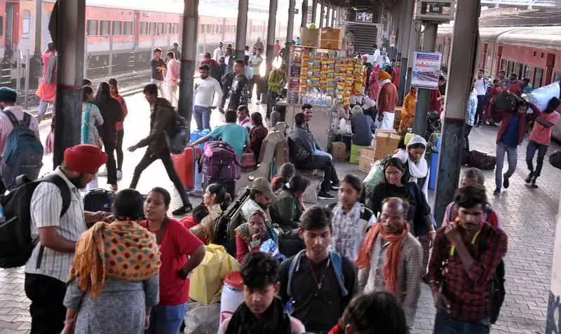 Amritsar: रेल यात्रियों ने रद्द ट्रेनों को फिर से चलाने की मांग की Amritsar: रेल यात्रियों ने रद्द ट्रेनों को फिर से चलाने की मांग की