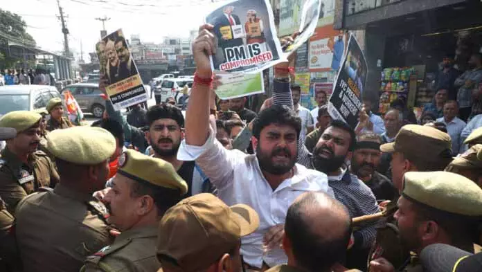 यूथ कांग्रेस के नेता BJP ऑफिस की ओर प्रोटेस्ट मार्च करते हुए हिरासत में लिए गए यूथ कांग्रेस के नेता BJP ऑफिस की ओर प्रोटेस्ट मार्च करते हुए हिरासत में लिए गए