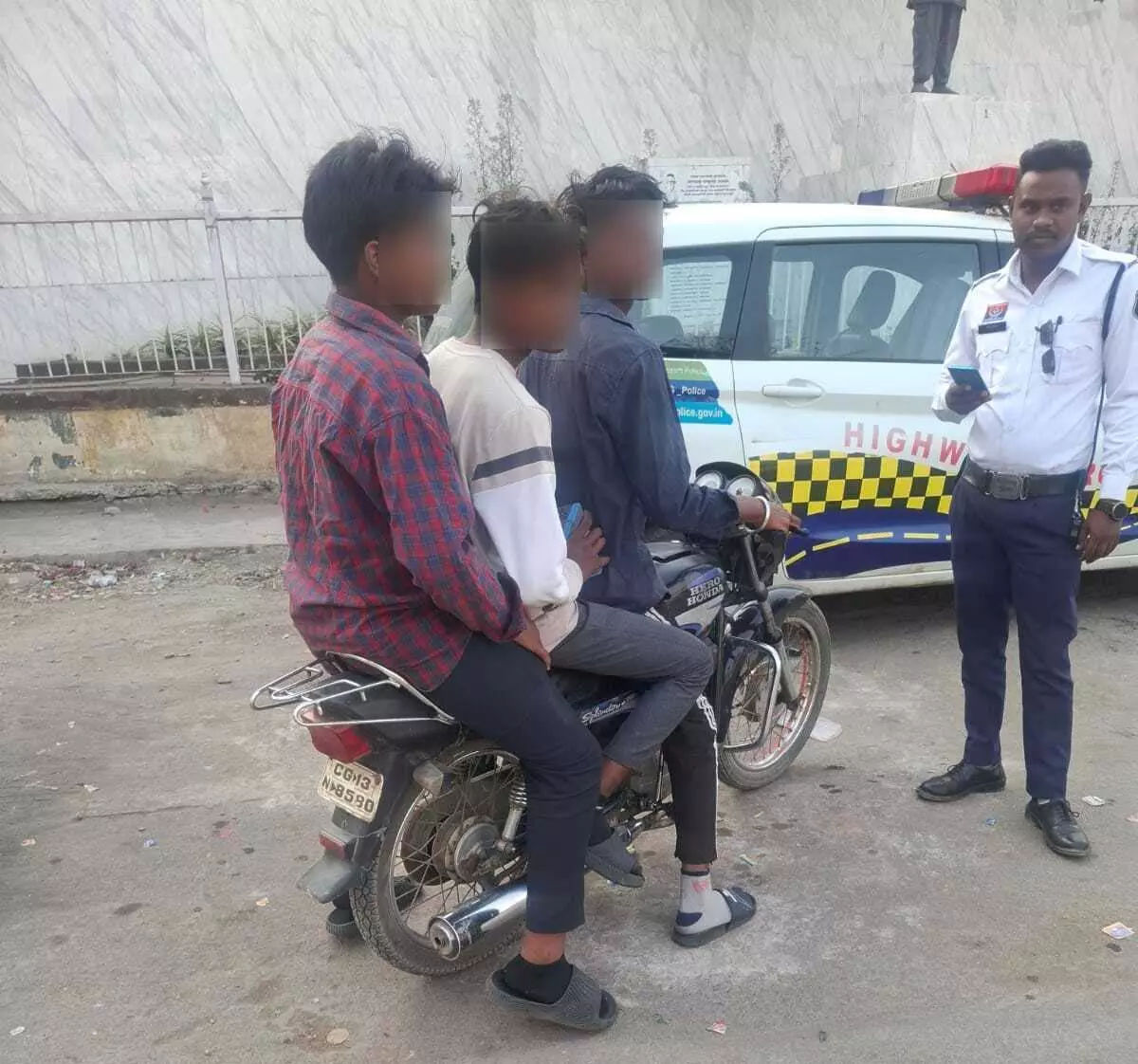 40 नाबालिग लड़के बाइक चलाते पकड़े गए, परिजनों को थाने बुलाकर पुलिस ने काटा चालान 40 नाबालिग लड़के बाइक चलाते पकड़े गए, परिजनों को थाने बुलाकर पुलिस ने काटा चालान
