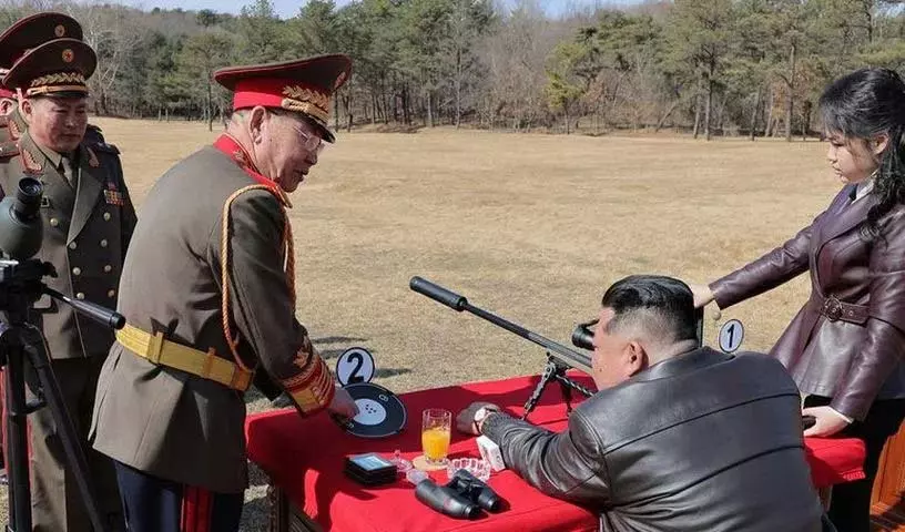 नॉर्थ कोरिया के लीडर Kim Jong Un ने टॉप सरकारी और मिलिट्री अधिकारियों को नई स्नाइपर राइफलें गिफ्ट नॉर्थ कोरिया के लीडर Kim Jong Un ने टॉप सरकारी और मिलिट्री अधिकारियों को नई स्नाइपर राइफलें गिफ्ट