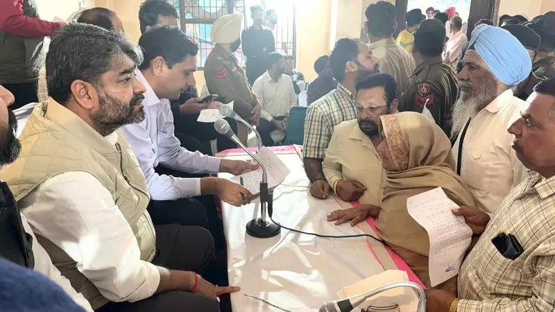 Haryana : अधिकारियों को रात में रुककर जनता की शिकायतें सुलझाने को कहा गया Haryana : अधिकारियों को रात में रुककर जनता की शिकायतें सुलझाने को कहा गया