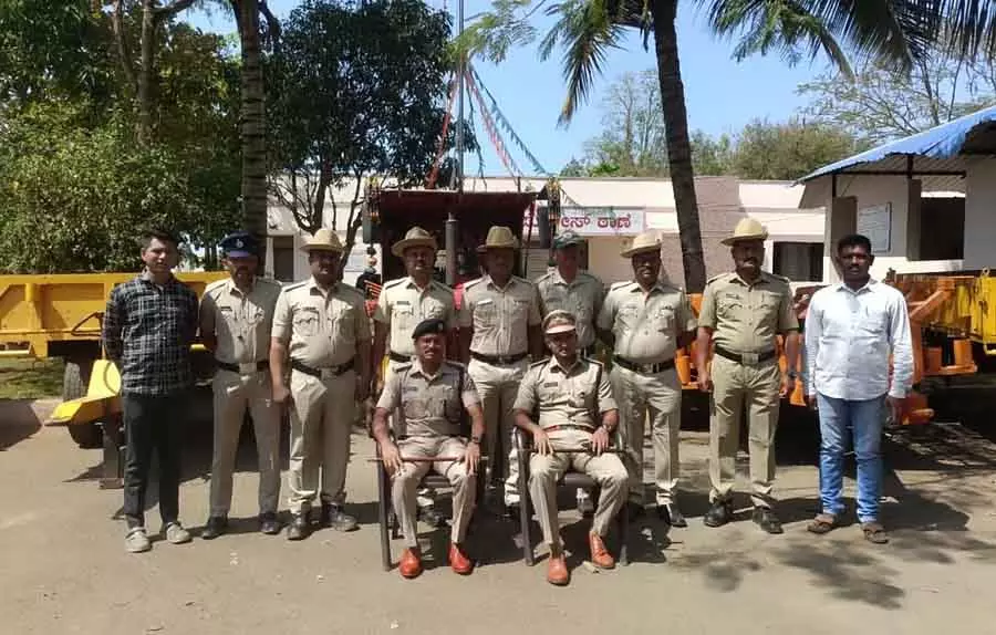 Karnataka : चोरी हुआ ट्रैक्टर, ट्रेलर जिसकी कीमत ₹11 लाख थी, बरामद Karnataka : चोरी हुआ ट्रैक्टर, ट्रेलर जिसकी कीमत ₹11 लाख थी, बरामद