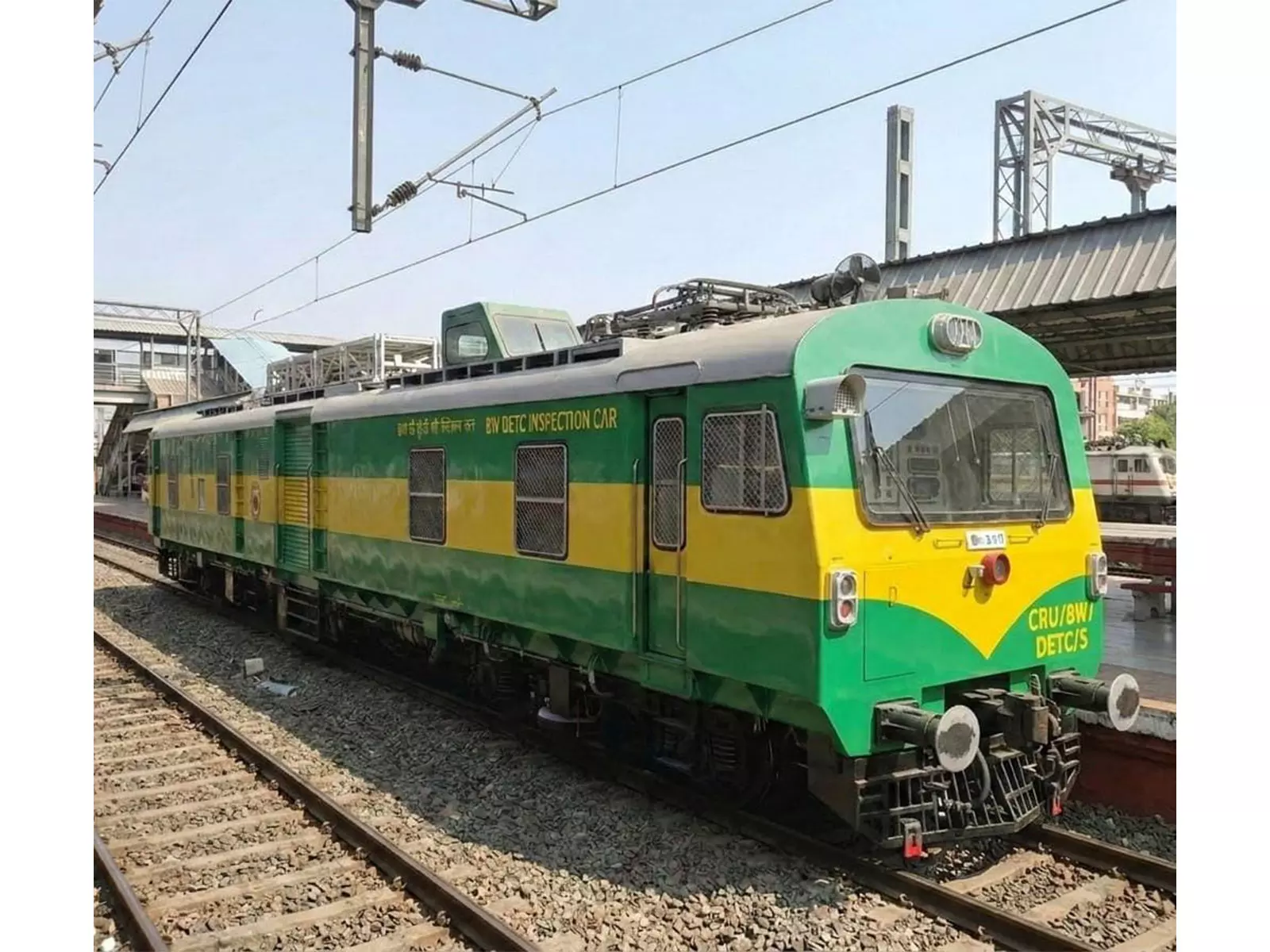 Railways के सोलापुर डिवीजन ने इलेक्ट्रिफिकेशन अपग्रेड के लिए एडवांस्ड 8-व्हीलर टावर वैगन पेश किया Railways के सोलापुर डिवीजन ने इलेक्ट्रिफिकेशन अपग्रेड के लिए एडवांस्ड 8-व्हीलर टावर वैगन पेश किया