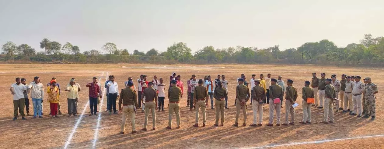 पुलिस लाईन रूद्री में 35 गुंडा बदमाशों की परेड, होली पर धमतरी शहर में अलर्ट पुलिस लाईन रूद्री में 35 गुंडा बदमाशों की परेड, होली पर धमतरी शहर में अलर्ट