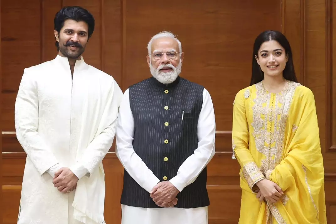 विजय देवरकोंडा-रश्मिका मंदाना ने पीएम मोदी से की मुलाकात विजय देवरकोंडा-रश्मिका मंदाना ने पीएम मोदी से की मुलाकात