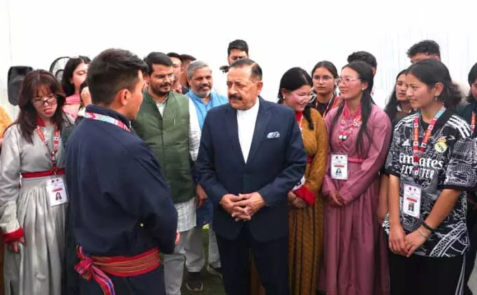 Dr. Jitendra ने लद्दाख के छात्रों के लिए लंच पर बातचीत की, उनकी आकांक्षाओं की सराहना की Dr. Jitendra ने लद्दाख के छात्रों के लिए लंच पर बातचीत की, उनकी आकांक्षाओं की सराहना की