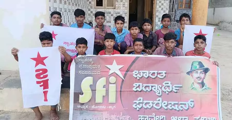हॉस्टल में सुविधाओं की कमी : SFI के नेतृत्व में विरोध प्रदर्शन हॉस्टल में सुविधाओं की कमी : SFI के नेतृत्व में विरोध प्रदर्शन