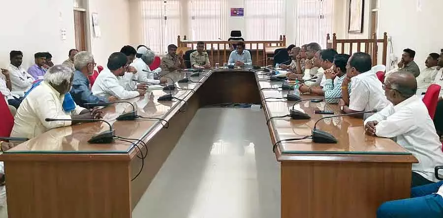 शांति और सद्भाव के साथ होली मनाएं: District कलेक्टर हर्षल भोयर शांति और सद्भाव के साथ होली मनाएं: District कलेक्टर हर्षल भोयर