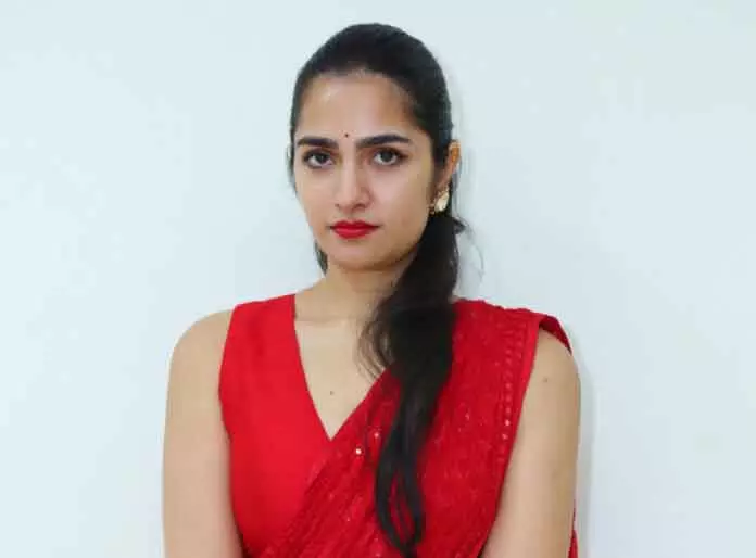 Rukmini Vasanth का लाल साड़ी लुक चर्चा में Rukmini Vasanth का लाल साड़ी लुक चर्चा में