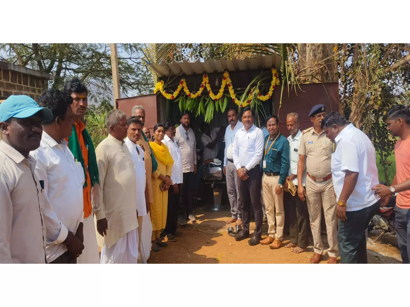 Karnataka: सरकार ने गडग में दलितों के लिए नाई की दुकान खोली Karnataka: सरकार ने गडग में दलितों के लिए नाई की दुकान खोली