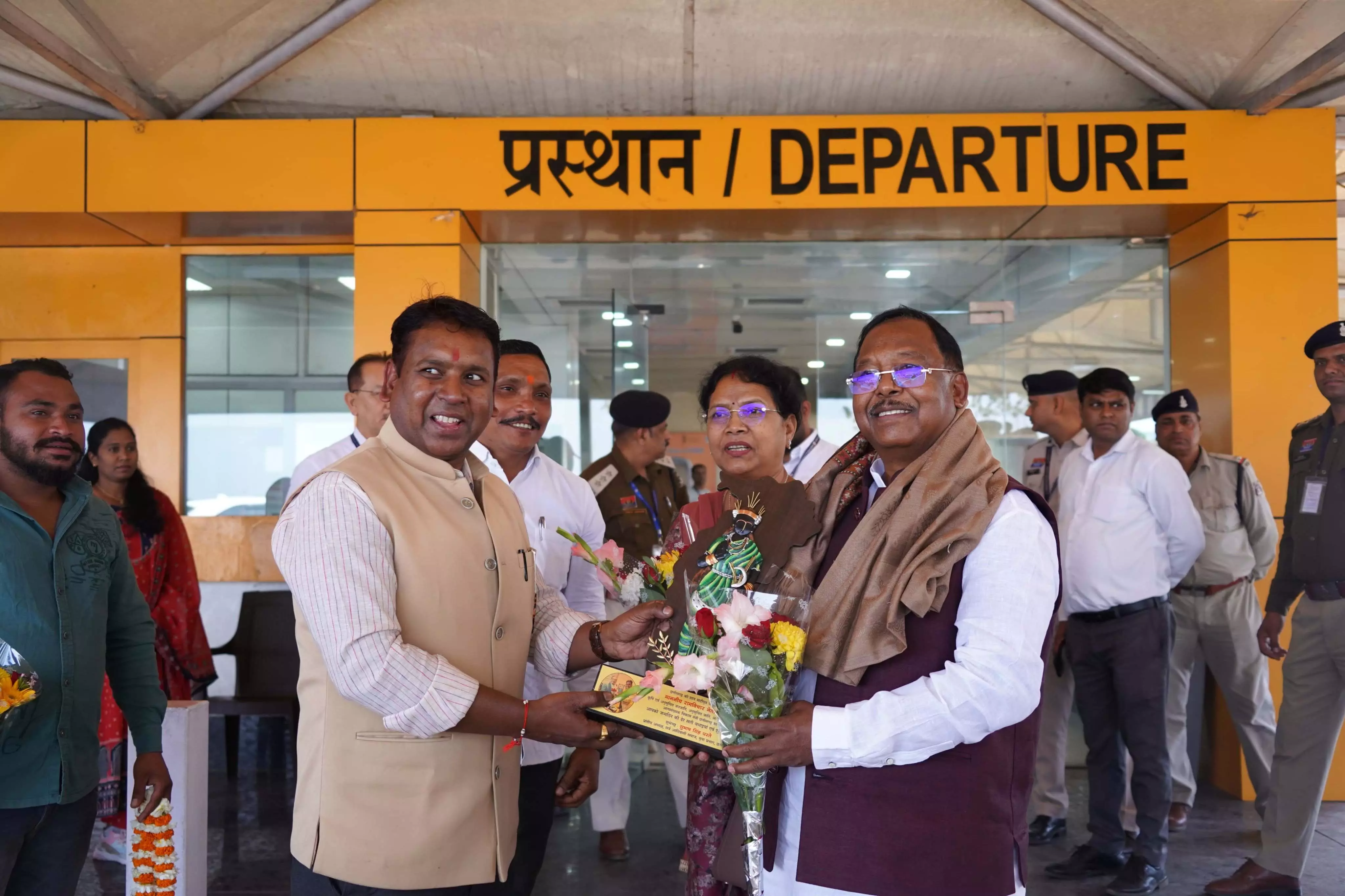 मां बिलासा देवी विमानतल पर मंत्री राम विचार नेताम का आत्मीय स्वागत मां बिलासा देवी विमानतल पर मंत्री राम विचार नेताम का आत्मीय स्वागत