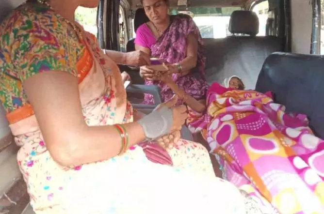 Gadchiroli: अधिकारियों की असंवेदनशीलता के कारण कोमा में पड़े बुज़ुर्ग को बैंक ले जाया गया Gadchiroli: अधिकारियों की असंवेदनशीलता के कारण कोमा में पड़े बुज़ुर्ग को बैंक ले जाया गया