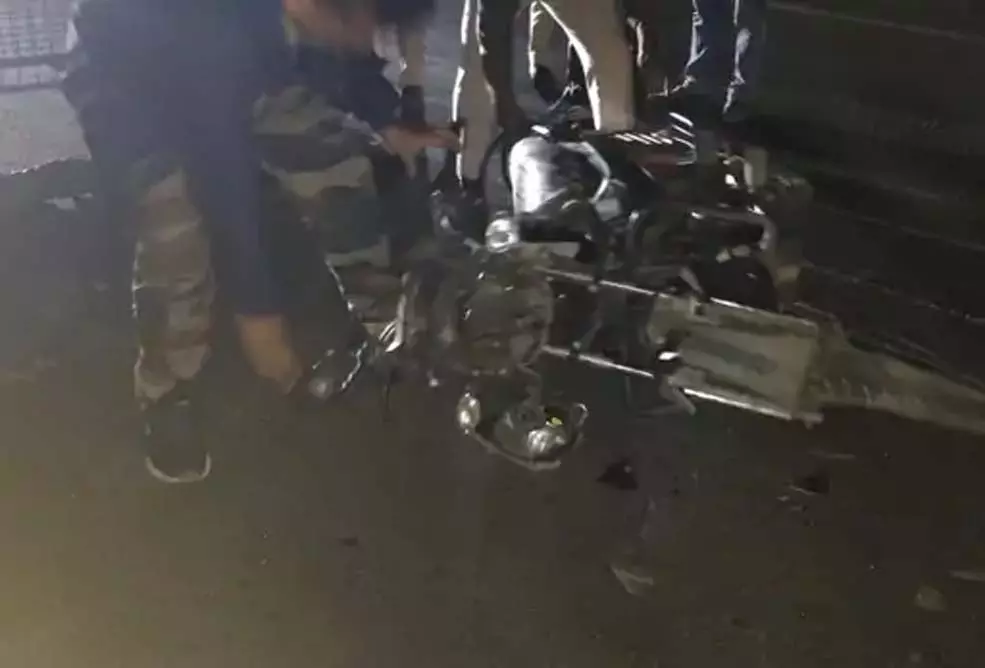 भीषण सड़क हादसा: कंटेनर-बाइक टक्कर में 27 वर्षीय युवक की मौके पर मौत भीषण सड़क हादसा: कंटेनर-बाइक टक्कर में 27 वर्षीय युवक की मौके पर मौत