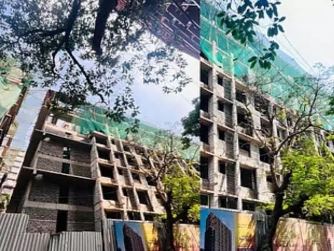 Chembur में 6 मज़दूर छठी मंज़िल से गिरे, एक की मौत Chembur में 6 मज़दूर छठी मंज़िल से गिरे, एक की मौत