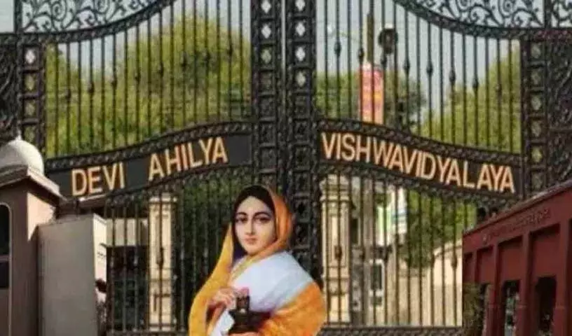 Indore University ने हॉस्टल में आपत्तिजनक हरकतों के लिए महिला स्टूडेंट को निकाला Indore University ने हॉस्टल में आपत्तिजनक हरकतों के लिए महिला स्टूडेंट को निकाला