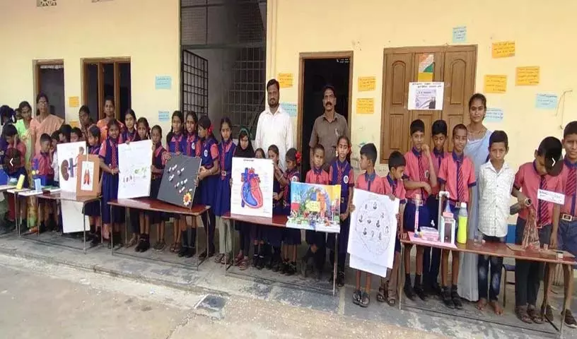 करेपल्ली Science Fair में स्टूडेंट्स ने वर्किंग मॉडल्स के साथ क्रिएटिविटी दिखाई करेपल्ली Science Fair में स्टूडेंट्स ने वर्किंग मॉडल्स के साथ क्रिएटिविटी दिखाई