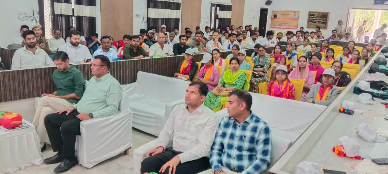 Barmer: जिला कलक्टर ने नियुक्ति पत्र देकर बढ़ाया युवाओं का उत्साह Barmer: जिला कलक्टर ने नियुक्ति पत्र देकर बढ़ाया युवाओं का उत्साह