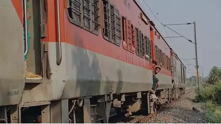 अचानक engine फेल होने से एक्सप्रेस कृष्णानगर और धुबुलिया के बीच फंस गई अचानक engine फेल होने से एक्सप्रेस कृष्णानगर और धुबुलिया के बीच फंस गई
