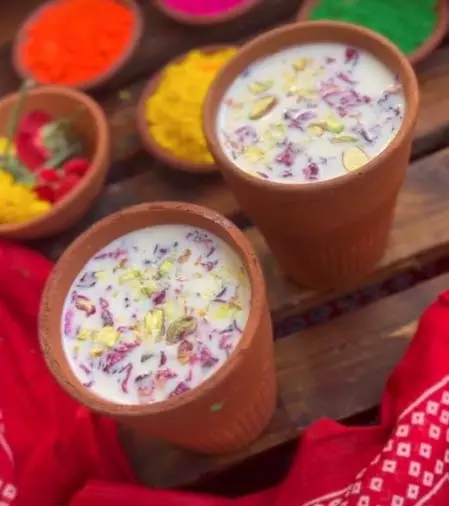 Holi 2026 : कोल्ड ड्रिंक्स नहीं रंगों के त्योहार पर ट्राई करें ठंडई Holi 2026 : कोल्ड ड्रिंक्स नहीं रंगों के त्योहार पर ट्राई करें ठंडई