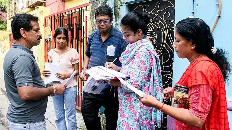 SIR की फ़ाइनल लिस्ट से कितने ज़िलों के नाम बाहर हो गए? SIR की फ़ाइनल लिस्ट से कितने ज़िलों के नाम बाहर हो गए?